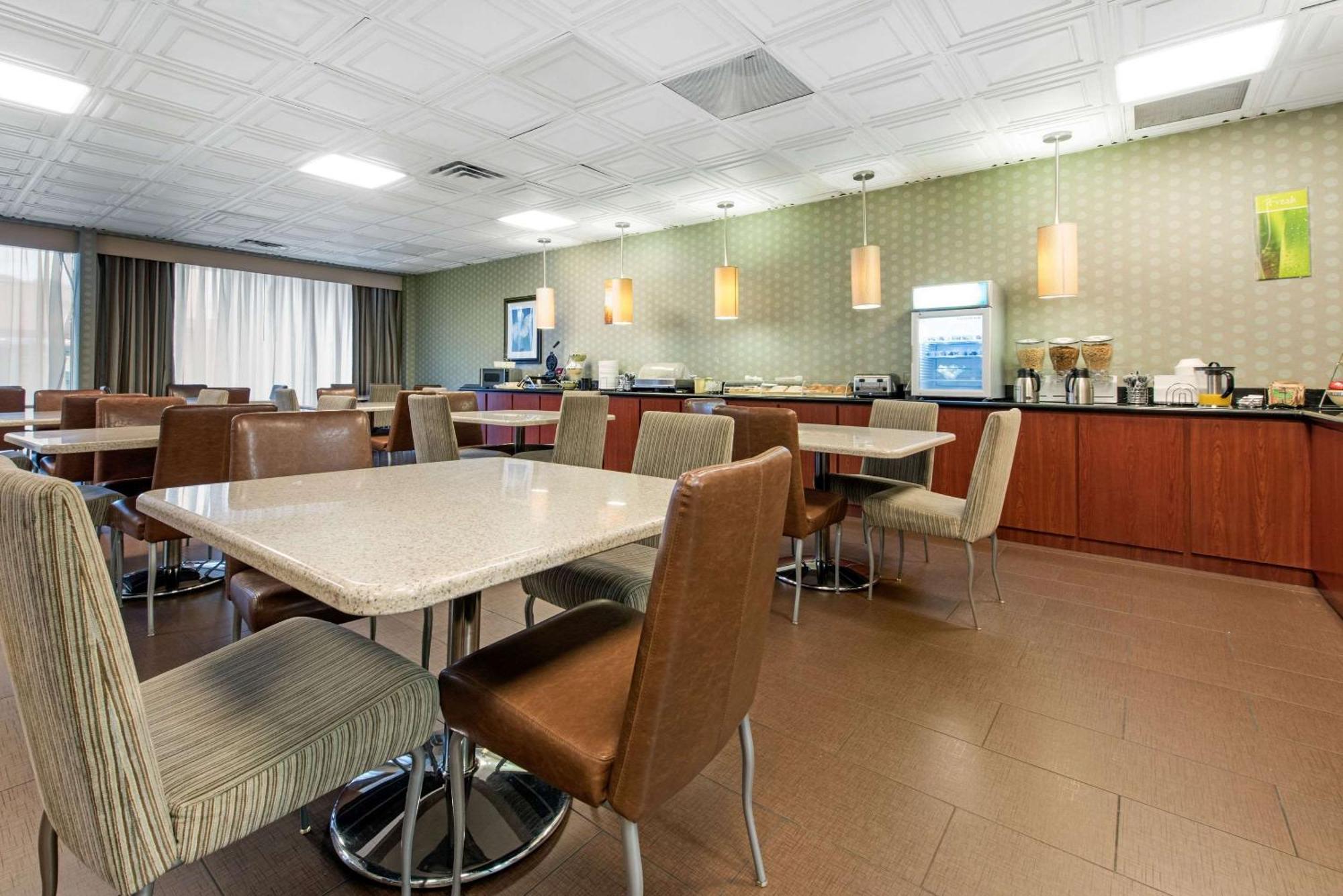 Quality Inn & Suites Charleston - Civic Center מראה חיצוני תמונה