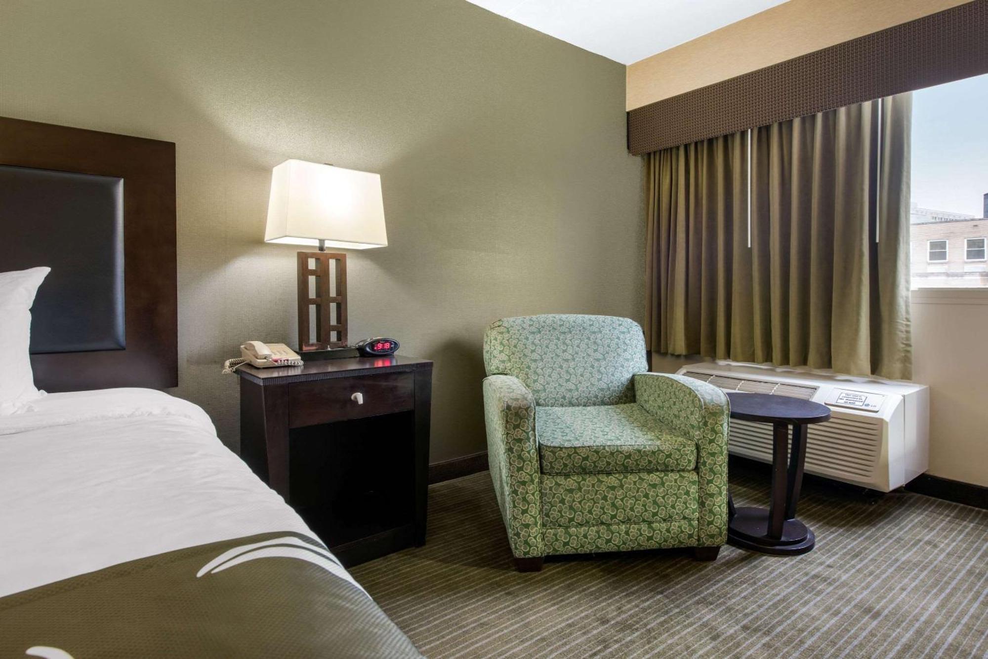 Quality Inn & Suites Charleston - Civic Center מראה חיצוני תמונה
