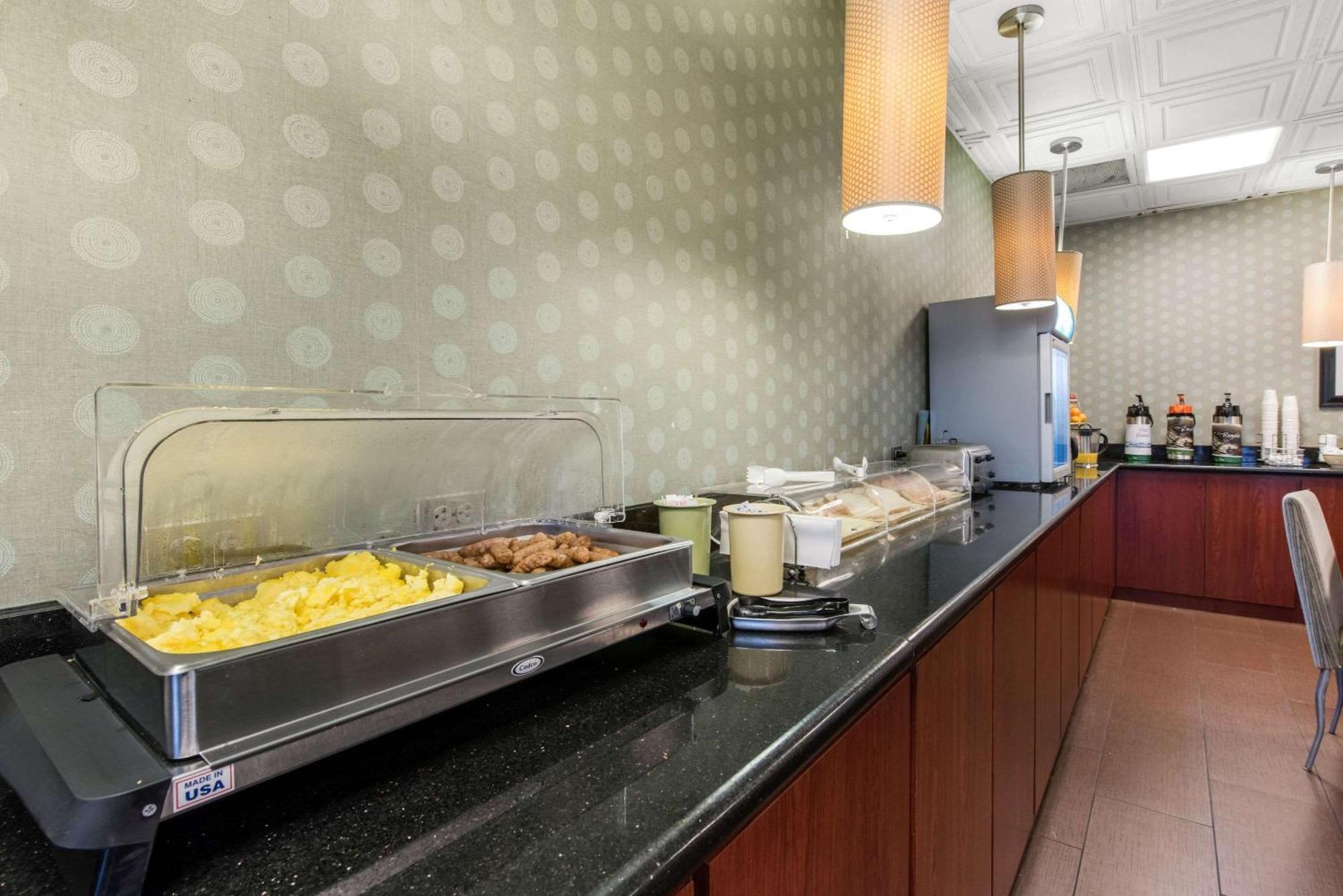 Quality Inn & Suites Charleston - Civic Center מראה חיצוני תמונה