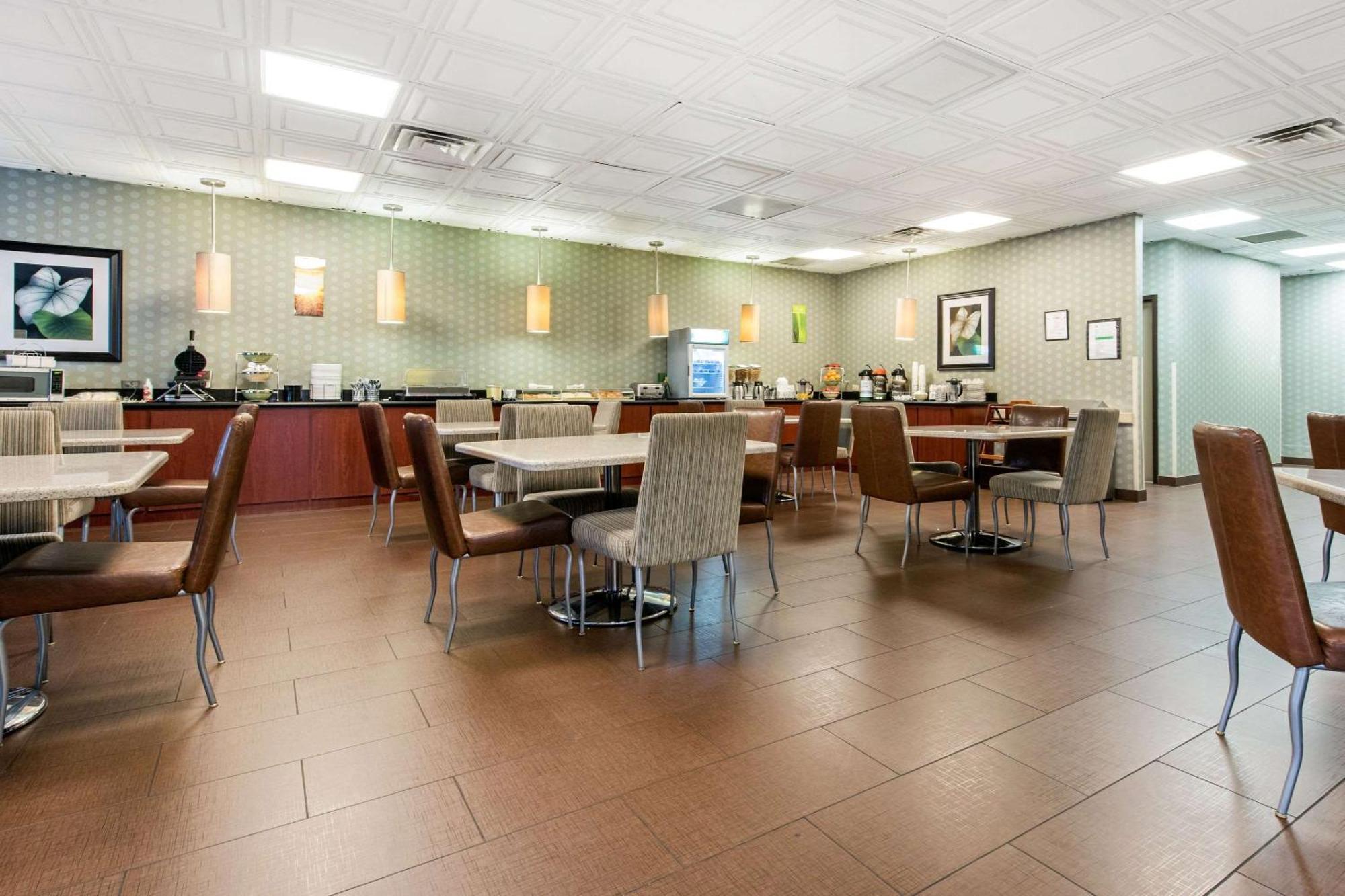 Quality Inn & Suites Charleston - Civic Center מראה חיצוני תמונה