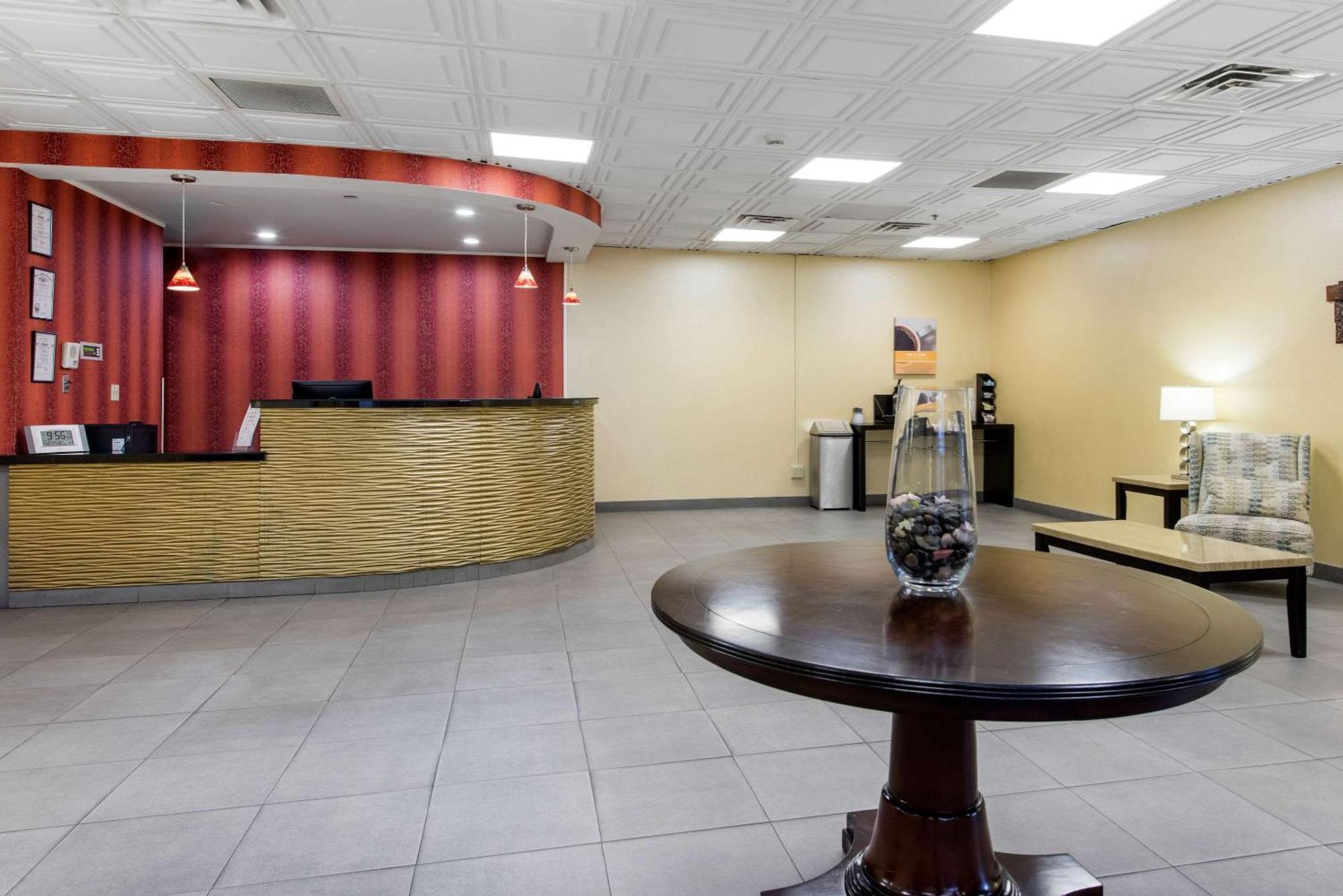 Quality Inn & Suites Charleston - Civic Center מראה חיצוני תמונה
